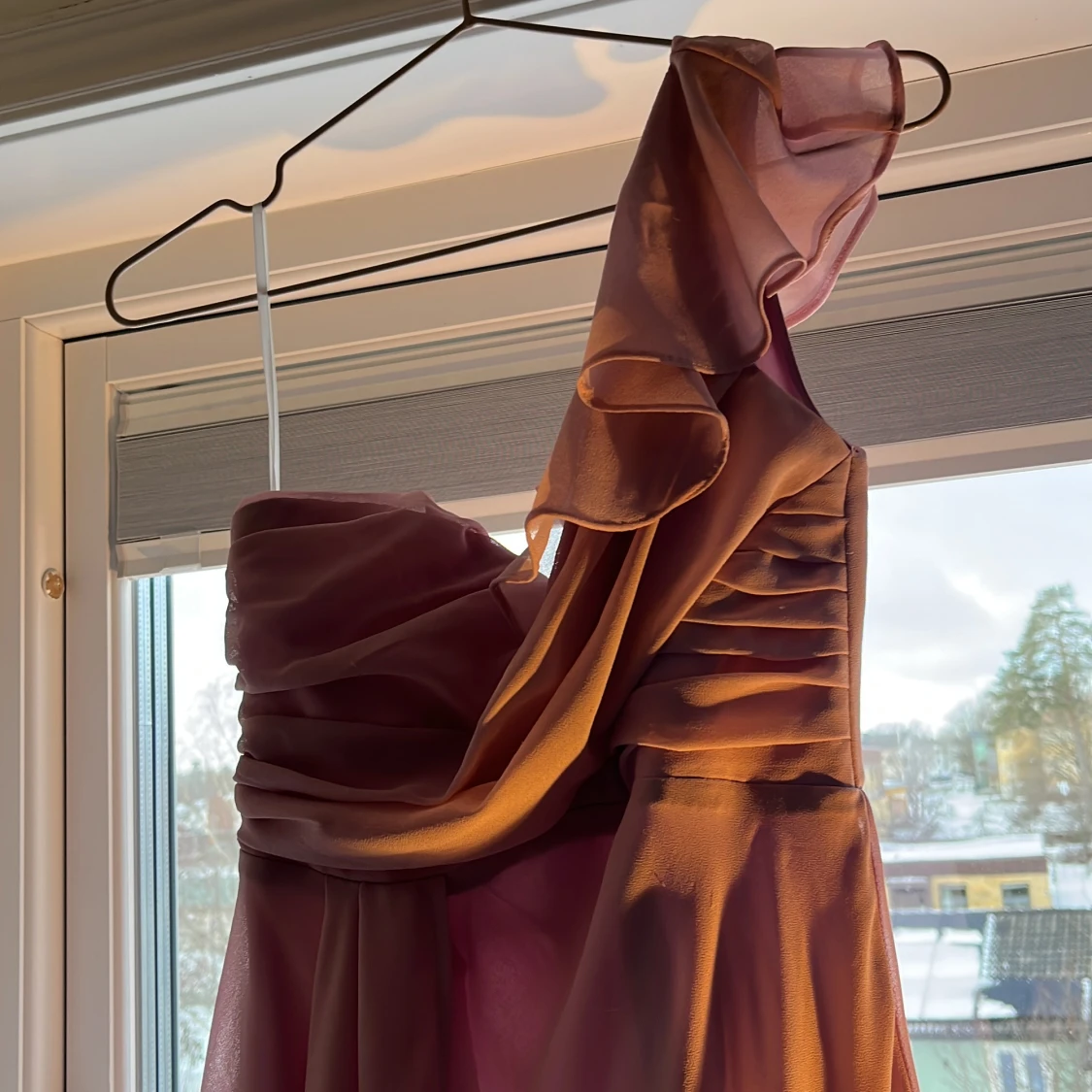 Rosa axelbandslös klänning - 1