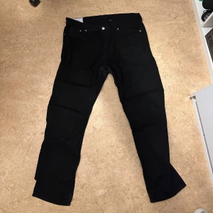 Svarta byxor från H&M - Svarta byxor från H&M med en avslappnad passform och rak stil. Perfekta för en casual look. Tillverkade i Bangladesh.