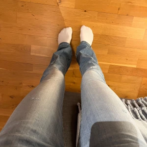 Ljusblå jeans från Crocker - Innerbenslägnd 90cm. Midja/höft 75cm