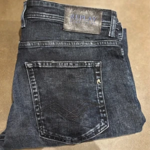 Replay Grover - Tja! Säljer nu dessa riktigt snygga replay jeansen som är k modellen grover. nypris ca 1599 mitt pris 600. Det är i väldigt bra skick. Hojta till vid minsta lilla fråga!
