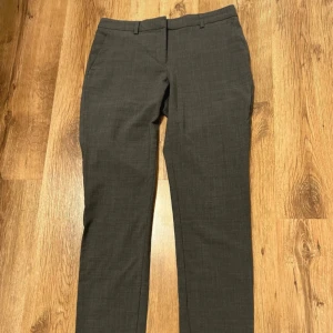 Grå kostymbyxor - Snygga grå kostymbyxor storlek S, 36 från Stockh lm. Skriv för fler bilder eller mått!