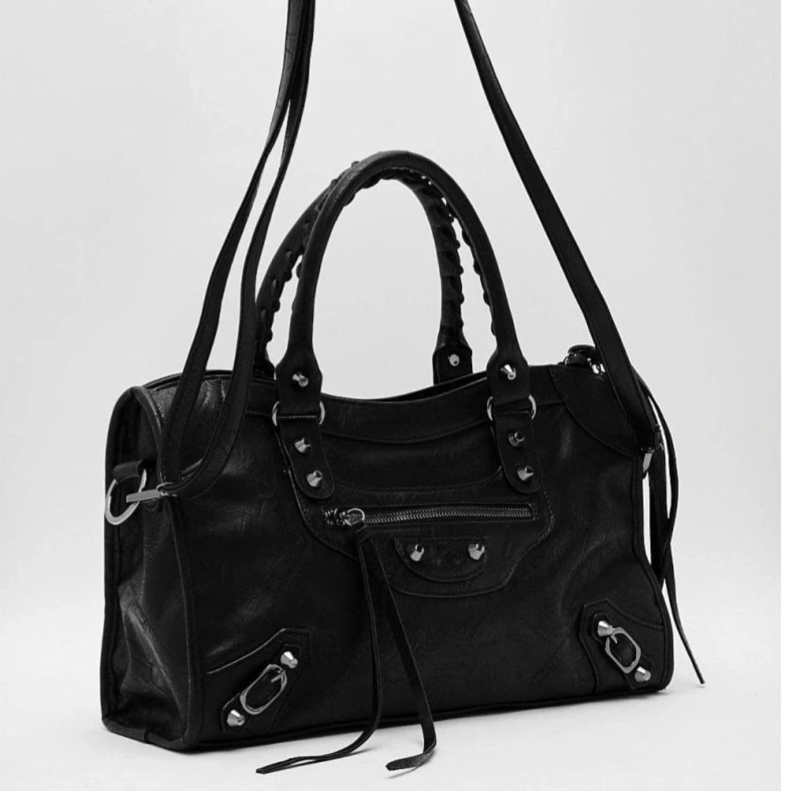 Svart axelväska med nitar