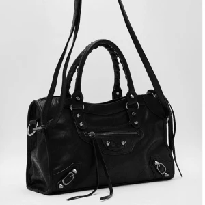 Svart axelväska med nitar - Snygg trendig svart väska som inte går att köpa längre