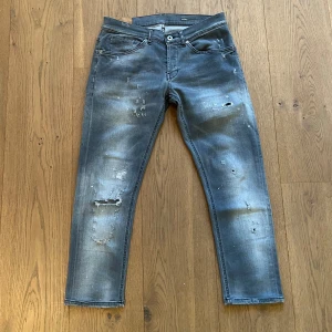 Dondup - Säljer mina Dondup jeans som är i bra skick och är storlek 33 men väldigt korta.