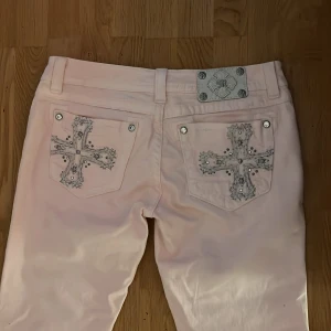 Ljusrosa skinny jeans från Miss Me - Snygga ljusrosa Miss Me jeans, säljer för jag behöver plats i garderoben för annat! Skriv om ni har frågor eller vill ha mer bilder så löser ja💕