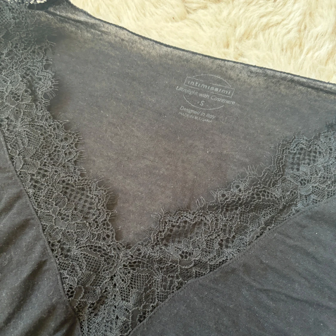 Svart långärmad topp med spetsdetaljer från intimissimi - 1