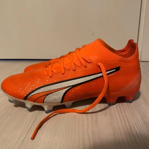 Puma fotbollsskor - Jag säljer mina fotbollsskor då jag har fått andra jag tycker om mer. Köpt för 950kr i slutet av januari coh är anvånda ett fåtal gånger