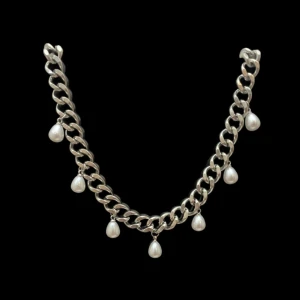 Halsband med pärlor  - Priset går att diskutera och det finns även  i guldpläterad men de är tyvärr slut för tillfället. Det kommer i början av mars. på en annan annons. Rostfritt. Justerbar 40-45cm