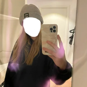 Grå stickad mössa från Hugo Boss - Snygg grå stickad mössa från Hugo Boss med en stilren logotyp framtill. Perfekt nu för vintern. Mössan har en klassisk design med uppvikt kant. Använts enstaka gånger och kommer att tvättas innan leverans. St: No size elelr alt 56…?