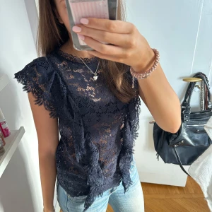 Marinblå festtopp från Zara  - Knappt använd och i jätte fint skick. Hör av dig vi frågor. Helt slutsåld och går inte att köpa längre 