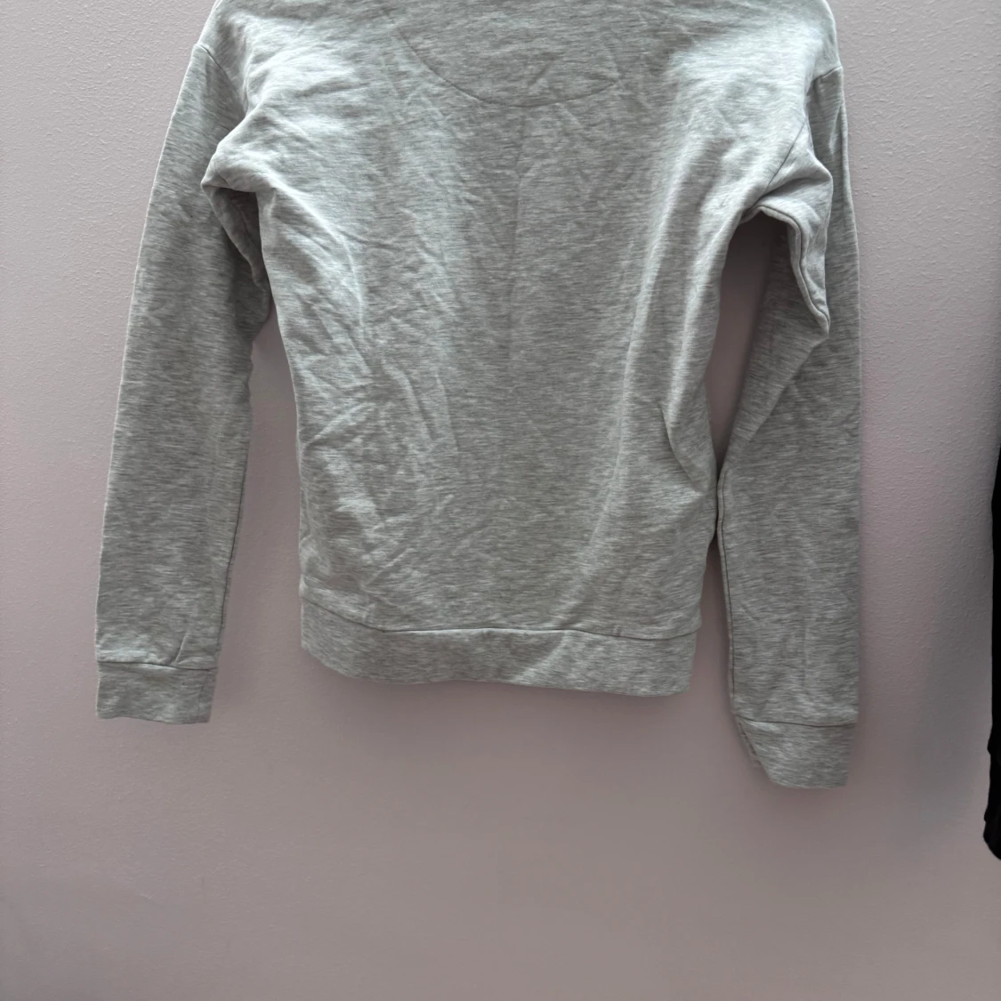 Grå tröja med rosa detalj - 1