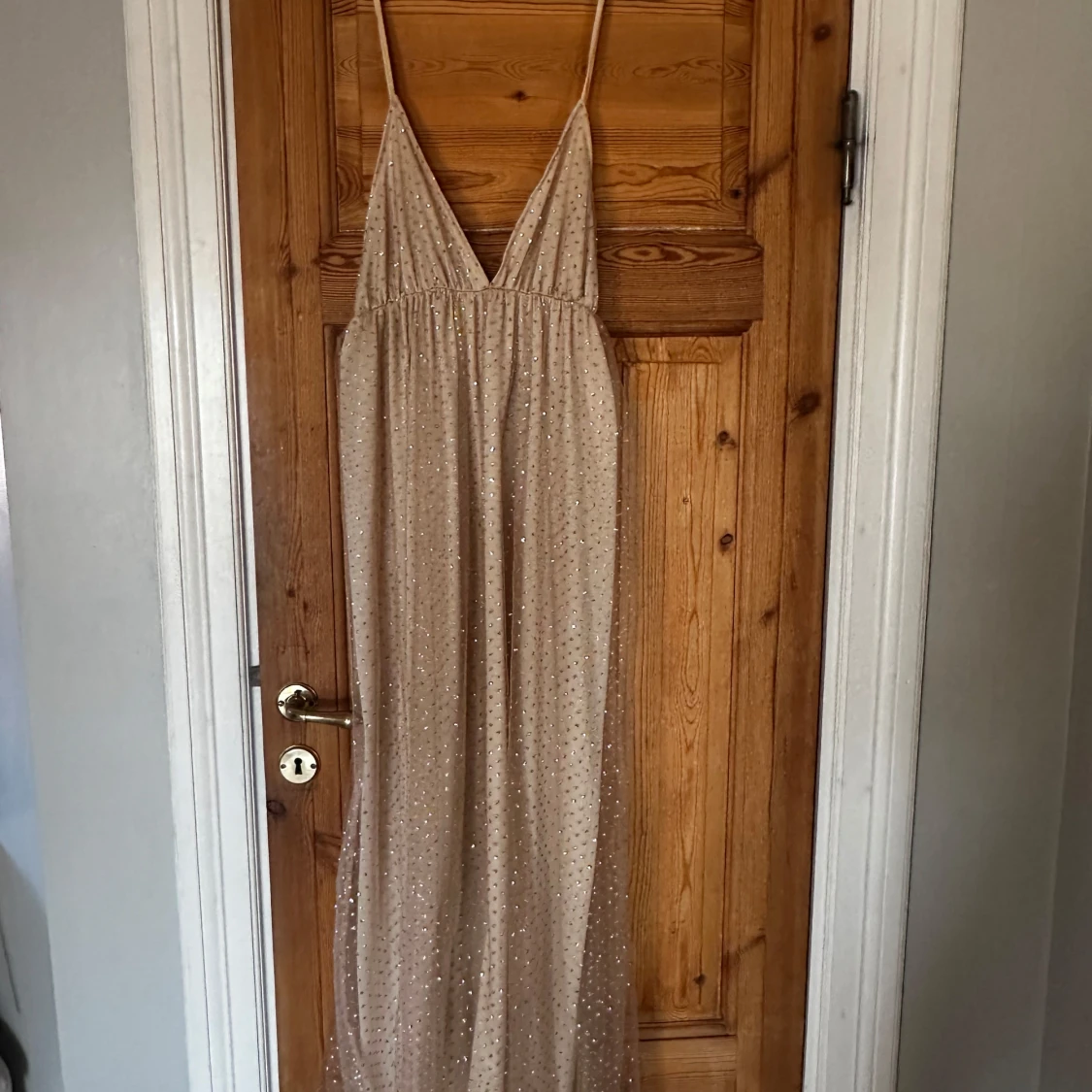 Champagnefärgad långklänning med glittrande