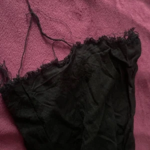 Svarta linnebyxor  - Snygga svarta linnebyxor med resor i midjan. De har en bekväm passform och är perfekta för en avslappnad stil. Linnebyxorna har en elastisk midja med knytband för justerbar passform.