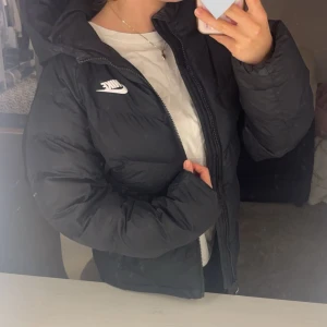 Vinterjacka från Nike  - Säljer denna snygga vinter jacka från Nike då den har börjat bli lite för liten för mig! Den är använd men har inga defekter 🩷