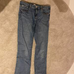 Jeans i bra skick i storlek 158 men passar även bra på mig som är 168, inga defekter 💕