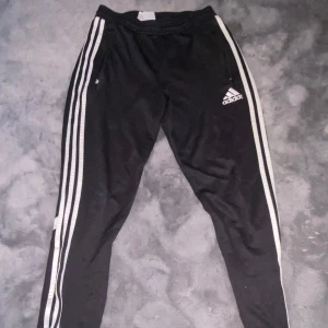 Adidas mjukisbyxor  - Adidas byxor. Säljs för dom är förstora för mig. 