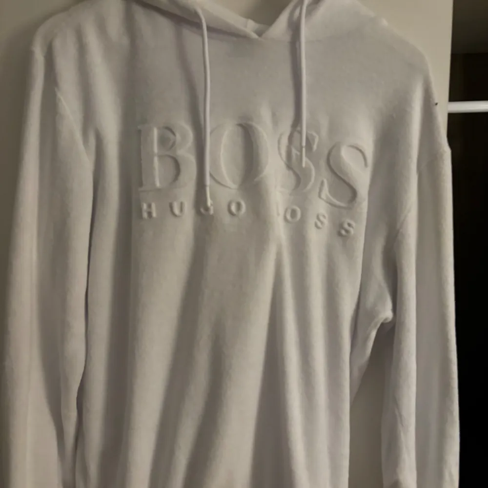 Tja säljer nu lin hugo boss hoodie slm är i frotté material. Den är i storlek S och är i jättefint skick. Knappt använts glömde typ bort den!   Köpare står för frakt!  Mvh Elton. Hoodies.