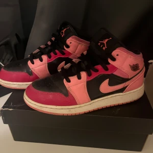 Jordan 1 - Jättefina rosa jordan 1s, rosa sko snören medföljer😊 köpta på restocks! Äktenhetsbevis finns!🥰nypirs 1800