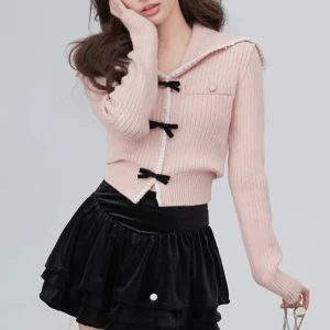 rosa tröja med rosett detaljer  - säljer denna då den tyvärr inte använts❤️ jätteskönt material  köpt för ca 500~kr i korea 