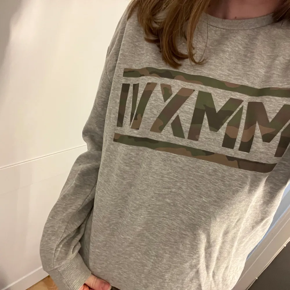 Grå sweatshirt med militärkamouflage tryck! Jätteskön!. Tröjor & Koftor.