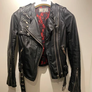 Skinnjacka jofama  - Skinnjacka jofama by kenza i storlek 32. Högra fickan inuti är söndrig, men fungerar att använda ändå. Tyget inuti har lossnat, se sista bild. Även hål vid armhålan inuti i jackan, men inget som stör.