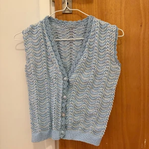 Stickad väst  - Säljer då den inte riktigt är min stil