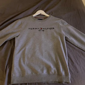 Tommy hilfigher tröja - Snygg Tommy hilfigher tröja i bra skick. Priset inte hugget i sten