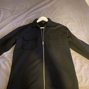 Zip up jacka - Snygg jacka med zip upp å fickor som är skön. Priset är inte hugget i sten. Mycket bra skick