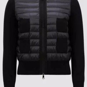 Moncler cardigan  - Använd flertal gånger men säljer eftersom vill ha en annan färg pris kan diskuteras ❤️