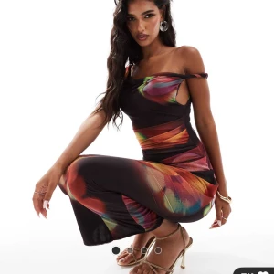 Klänning Asos - Köpte två lika dana klänningar i olika storlekar. Behöll den ena, och missade dagen att registrera retur hos Asos. Otroligt smickrande pga drapering. Storlek UK 14. Nypris är 599. Prislapp sitter kvar + orginalförpackning.