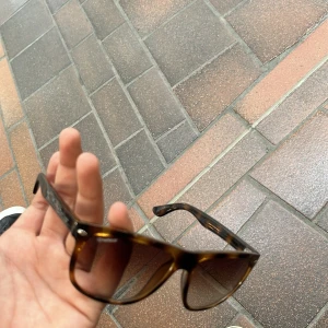 Onewear  - Hej säljer glasögon! Som är perfekta för sommar och sol. Det följer med en sorts av puts duk sedan fodralet. 