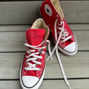 Röda Converse All Star, höga - Säljer mina Röda Converse All Star! Använda men i fint skick😊 Skriv för frågor eller fler bilder!