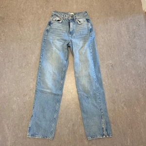 Blåa jeans med slits - Ett par jätte fina blåa jeans med en liten slits längst ned på byxorna 