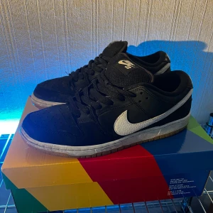 Nike dunk Low svart - Bra skick. Använda fåtal gånger. Nu pris 1300kr. Pris diskuterbart.