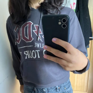 ACDC hoodie  - Väldigt snygg ACDC hoodie som tyvärr har blivit för kort i ärmarna </3. Väldigt bra passform, och normalt formad hood. 