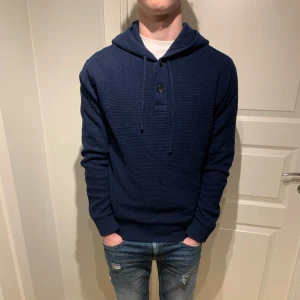 Ralph Lauren Kashmir hoodie  - Säljer nu denna eftertraktade hoodie från ralph Lauren i 100% Kashmir! | Mycket fint skick bortsett från att den har en lagning som du kan se på sista bild men knappast synlig, lite noppriga som Kashmir blir men går enkelt att lösa! | Strl M. |