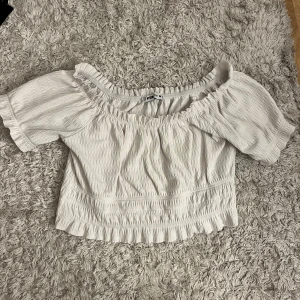Off shoulder topp - Jag säljer en off shouler topp ifrån New Yorker, stl M. Hör av vid funderingar
