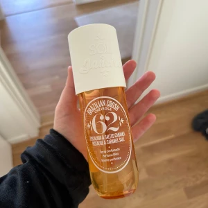 Sol de Janeiro nr62 - Body mist från sol de Janeiro i nummer 62 (deras ”original” doft) Denna är endast provad och som man ser på bilden nästan orörd. Köptes på Cocopanda 4 augusti detta året för 449kr Kvitto finns.  240ml 