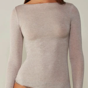 Intimissimi tröja - Super snygg och skön intimissimi tröja! Tecken på användning men inte i dåligt skick. Säljer pga att den inte kommer till användning längre 💓