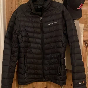 Peak Performance Jacka  - Knappt använd, köptes förra vintern. Finns ett pyttelitet hål på baksidan. Inget som märks.  Storlek M i man 