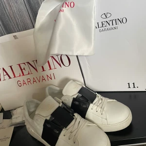 Valentino Open  - Hej säljer nu mina valentino opens använda typ en vecka inga skador och fläckar lite smuts under sulan bara men gör att ta bort skriv vid frågor och funderingar snabb affär lite billigare och nej jag jag inte kvitto!!!