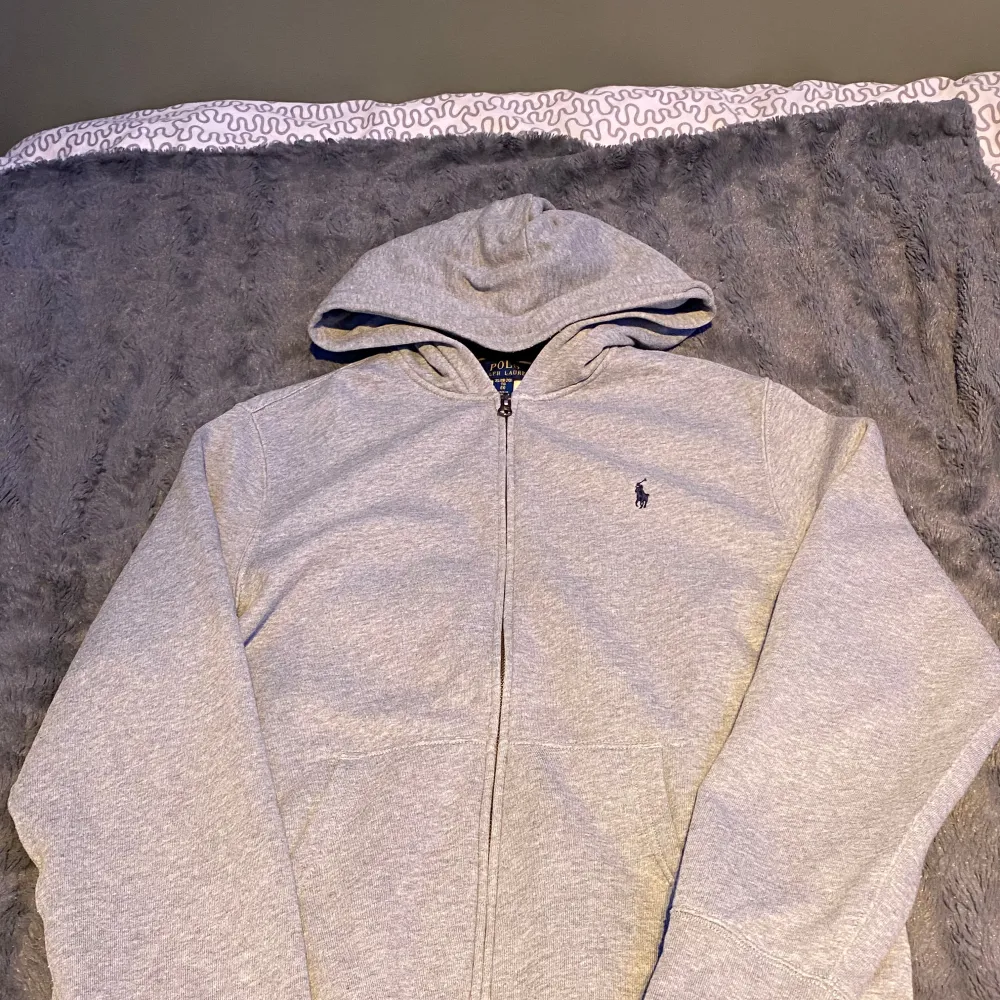 En oanvänd Ralph lauren hoodie i storlek S passar även M  Säljer för att den va för stor🤗. Hoodies.