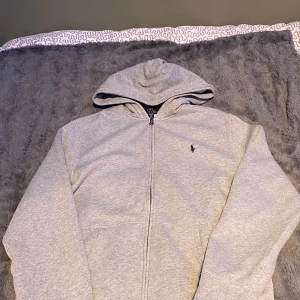 Ralph lauren ziphoodie grå - En oanvänd Ralph lauren hoodie i storlek S passar även M  Säljer för att den va för stor🤗