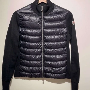 Moncler Jacka - Tjena hjälper en vän, då hans bank id inte fungerar. Kolla in ANB (4NB) på plick för en beskrivning och fler bilder på plagget, och sedan skriv till mig när du är redo att köpa!