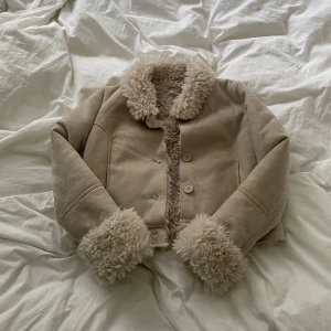 Faux pälsjacka  - I nyskick! Beige kort afghan jacka 🧥 