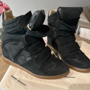 Isabel marant bekett 37 - Svarta isabel marant bekett sneakers i storlek 37 i bra skick! Dustbag och låda tillkommer❤️