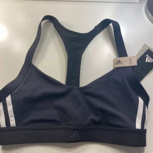 Sport bh adidas S - Säljer denna sport bh helt ny med prislapp!
