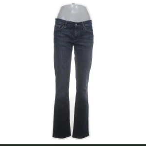 7 for all mankind jeans - Såå snygga men passade mig inte alls tyvärr. Lågmidjade, storlek 29 och midjemåttet är 40cm rakt över.  Innerbenslängden är 86cm så passar någon som är lite längre!