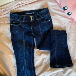 Bootcut jeans - Jättefina bootcut jeans. Sitter ungefär som midwaist.  De är stretchiga! Innerbenslängd: ca 78 Midjemått: ca 38