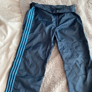 Adidas byxor - Vintage adidas byxor/täckbyxor🩵💙Kan vikas ner till low waist och passar till regnigt väder. Skulle säga S/M, pris går att diskuteras vid snabb affär